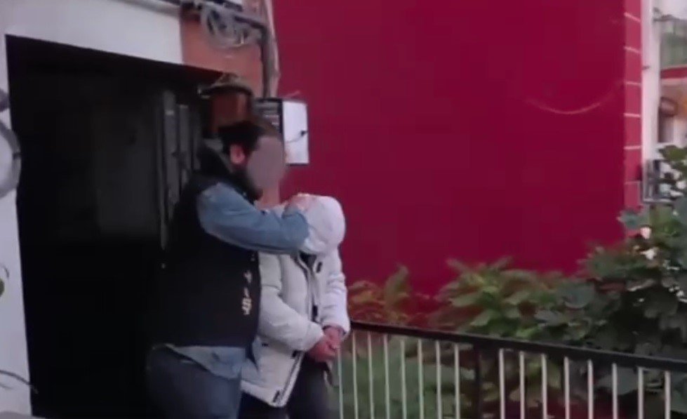 İzmir şafağına polis feneri