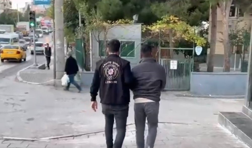 İzmir şafağına polis feneri