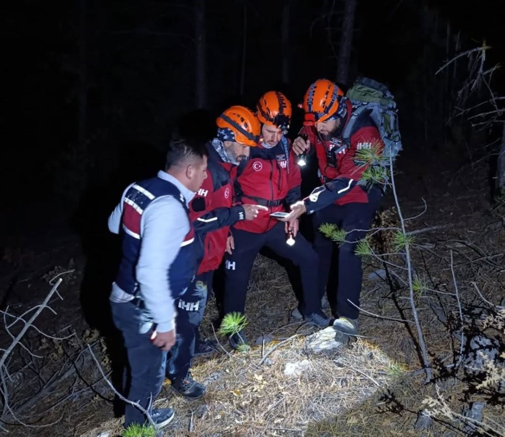 Konya'da Kayıp 15 Yaşındaki Berk İvacık'tan Hala Haber Yok: Telefon Sinyali Merkezden Geldi