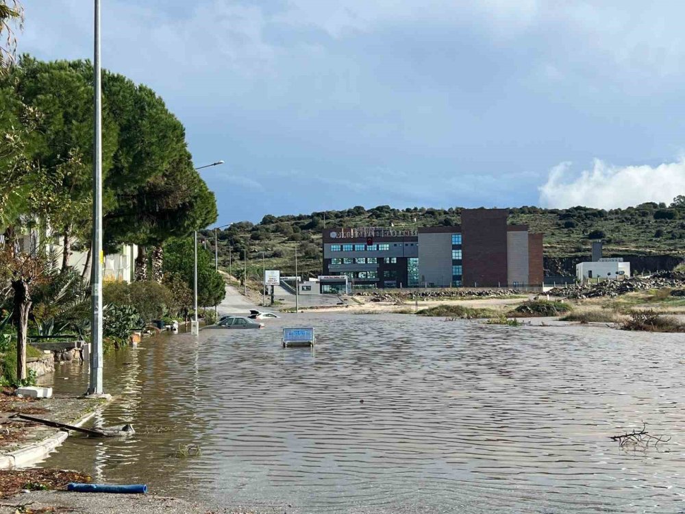 Dua fazla kaçtı arabalar sular altında kaldı