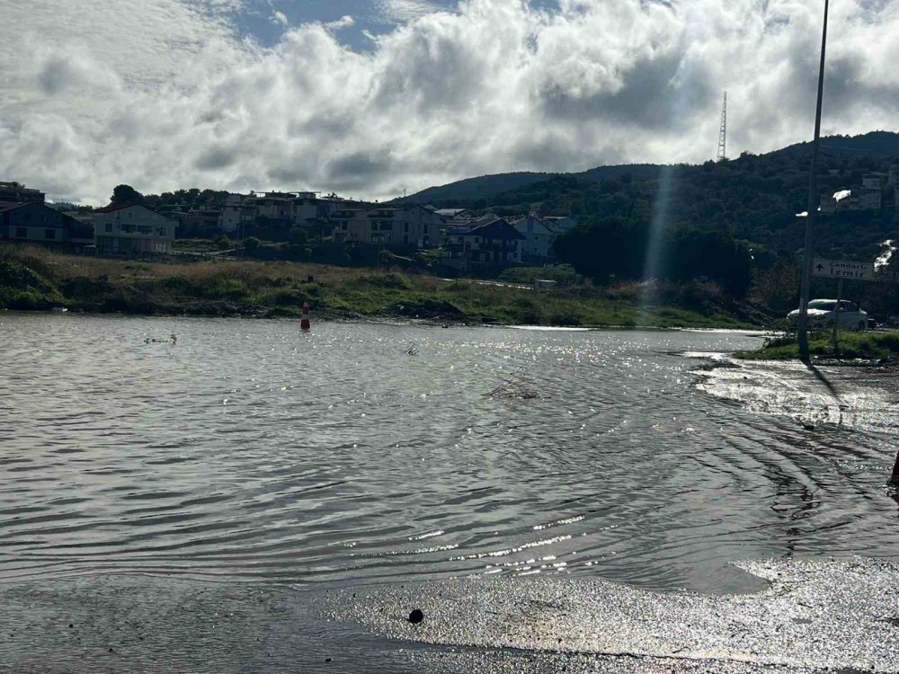 Dua fazla kaçtı arabalar sular altında kaldı