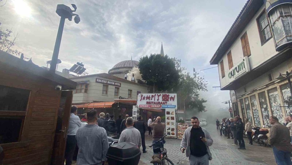 Restoran yandı sokak duman altında kaldı vatandaş camiye giremedi