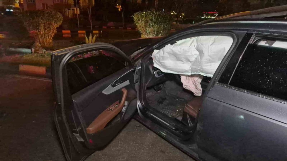 Çarptığı direk aracın üstüne devrildi, sürücü kaza yerinden kaçtı