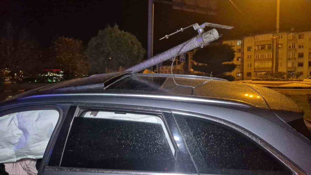 Çarptığı direk aracın üstüne devrildi, sürücü kaza yerinden kaçtı