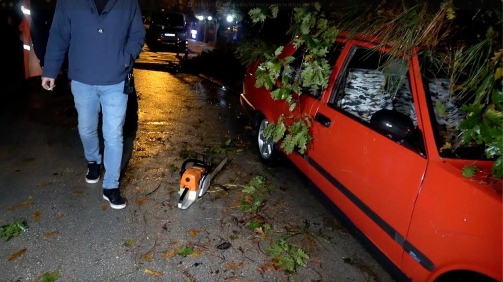 Gece gündüz oldu, yağmur ve fırtına ağaç devirdi