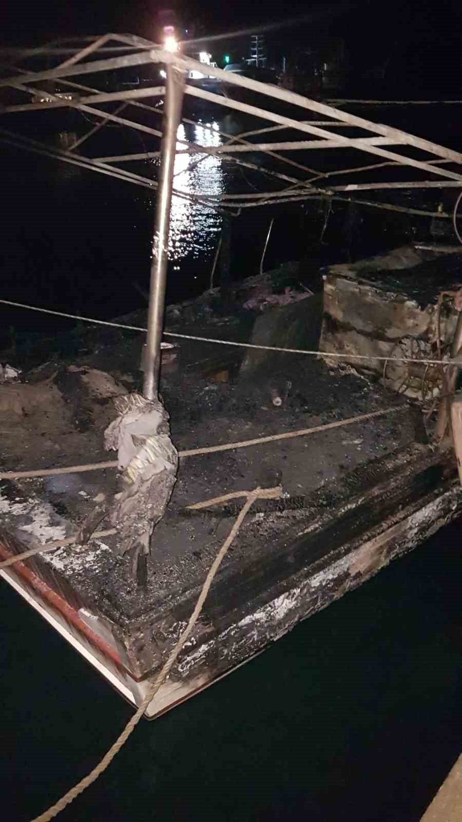 Düşen yıldırım 3 tekneyi küle çevirdi