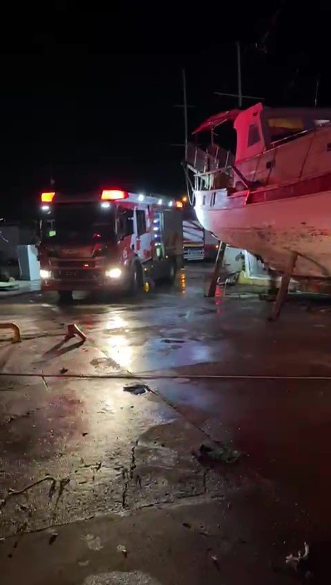 Düşen yıldırım 3 tekneyi küle çevirdi