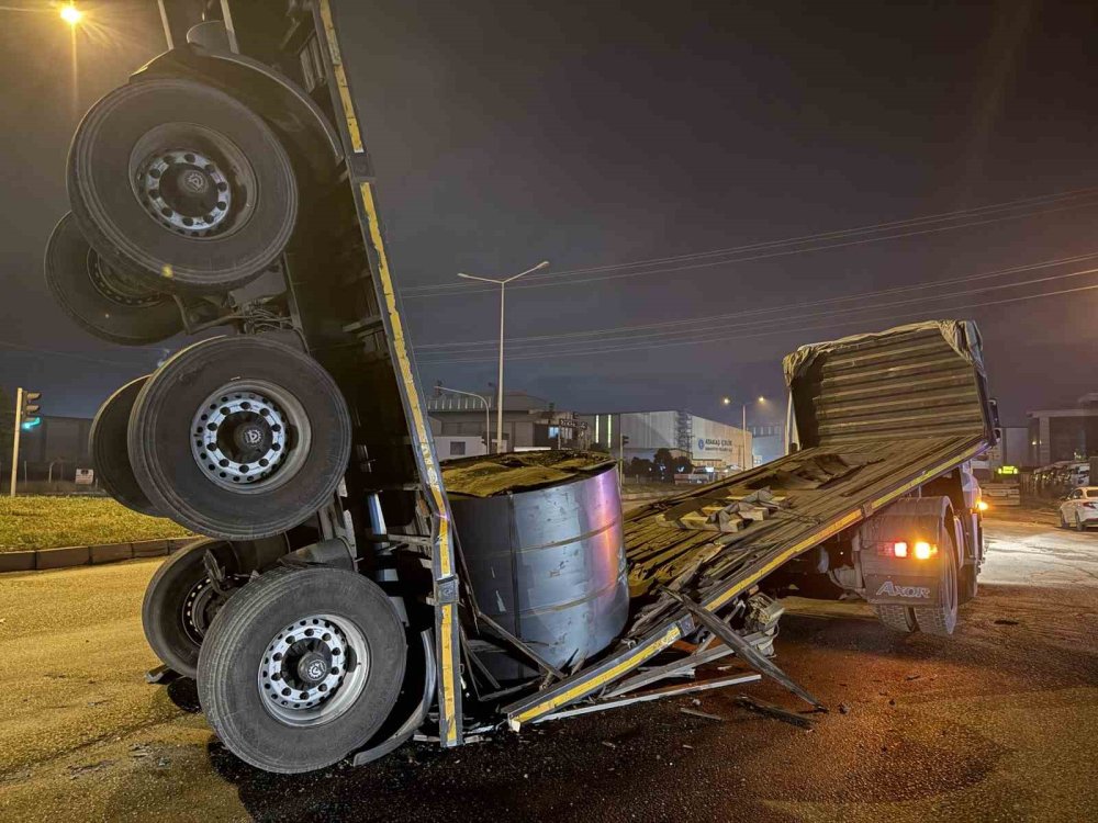 Ağırlığı kaldıramadı: Dorse ikiye ayrıldı