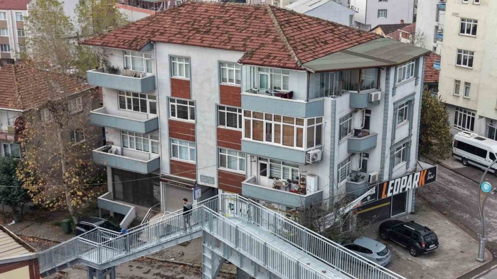 Kocaeli'de Tartışmalı Üst Geçit Skandalı: 1 Metre Kaydırıldı