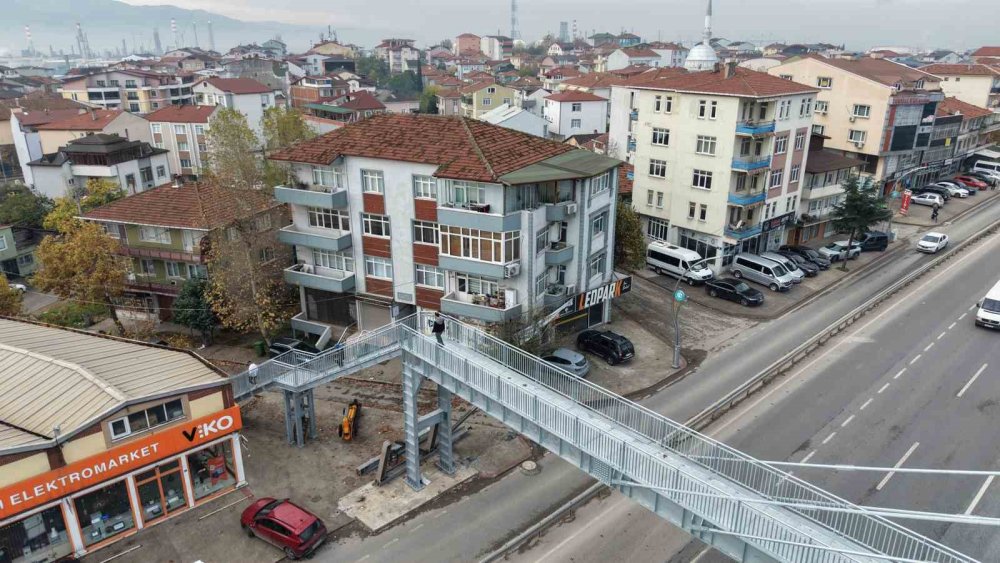 Kocaeli'de Tartışmalı Üst Geçit Skandalı: 1 Metre Kaydırıldı