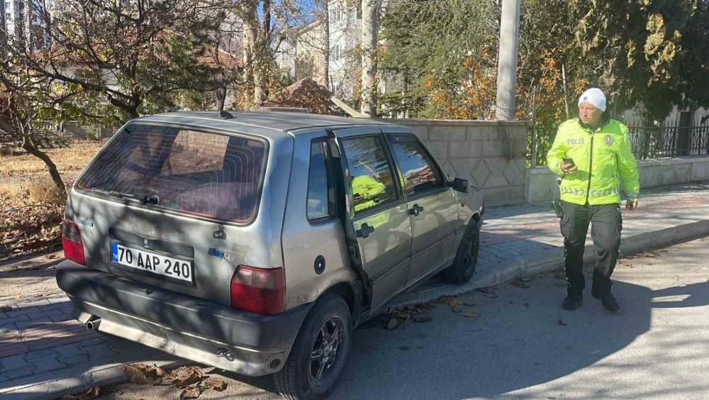 Önce yayaya çarptı, sonra kaldırıma çıktı