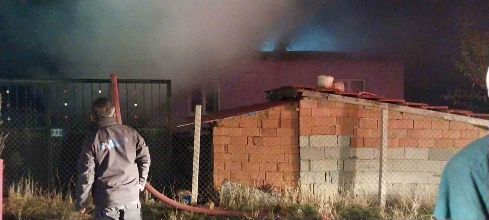 Hüyük'te Garaj Yangını Eve Sıçradı: Araç Kül Oldu