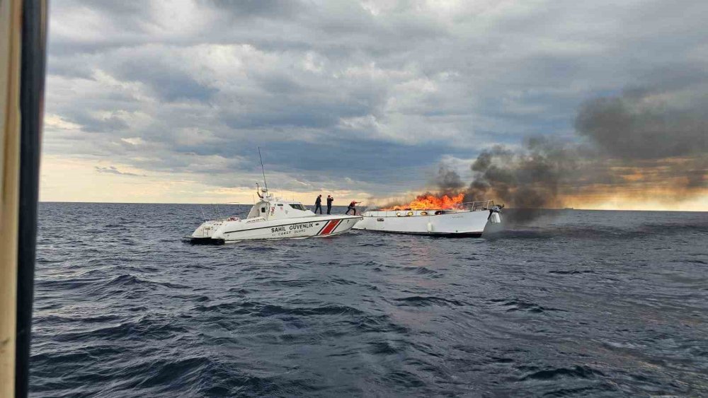 Lüks teknenin alev alev yandığı anlar dronla görüntülendi