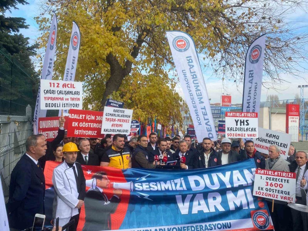Memurlar bakanlığın önündeki ağacı ’dilek ağacı’na çevirdi