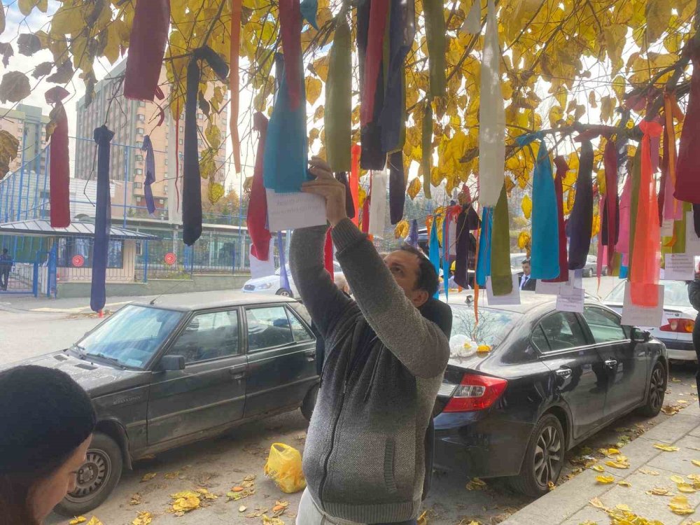 Memurlar bakanlığın önündeki ağacı ’dilek ağacı’na çevirdi