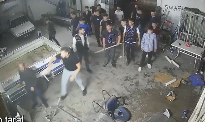 Sanayide meydan savaşı gibi kavga: Bu görüntüler Konya'da kaydedildi