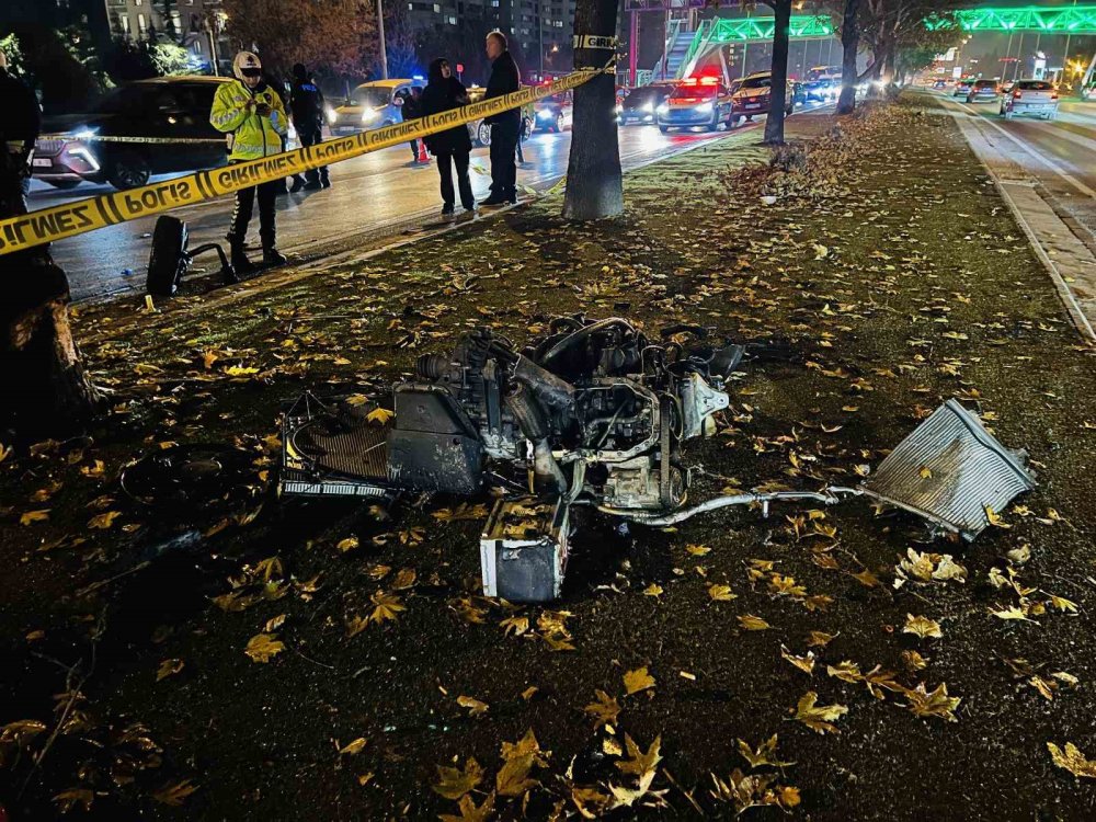 Yeni İstanbul Caddesi'nde Dehşet Veren Kaza: Ağaca Çarptı, Yolcu Fırladı, Yangın Çıktı