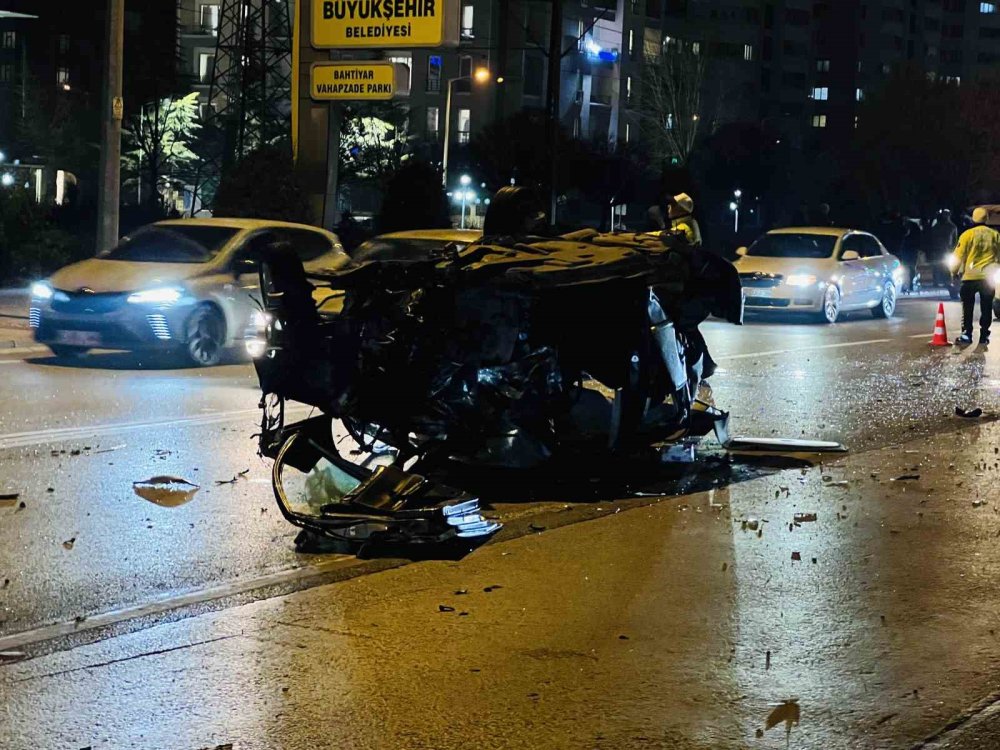 Yeni İstanbul Caddesi'nde Dehşet Veren Kaza: Ağaca Çarptı, Yolcu Fırladı, Yangın Çıktı
