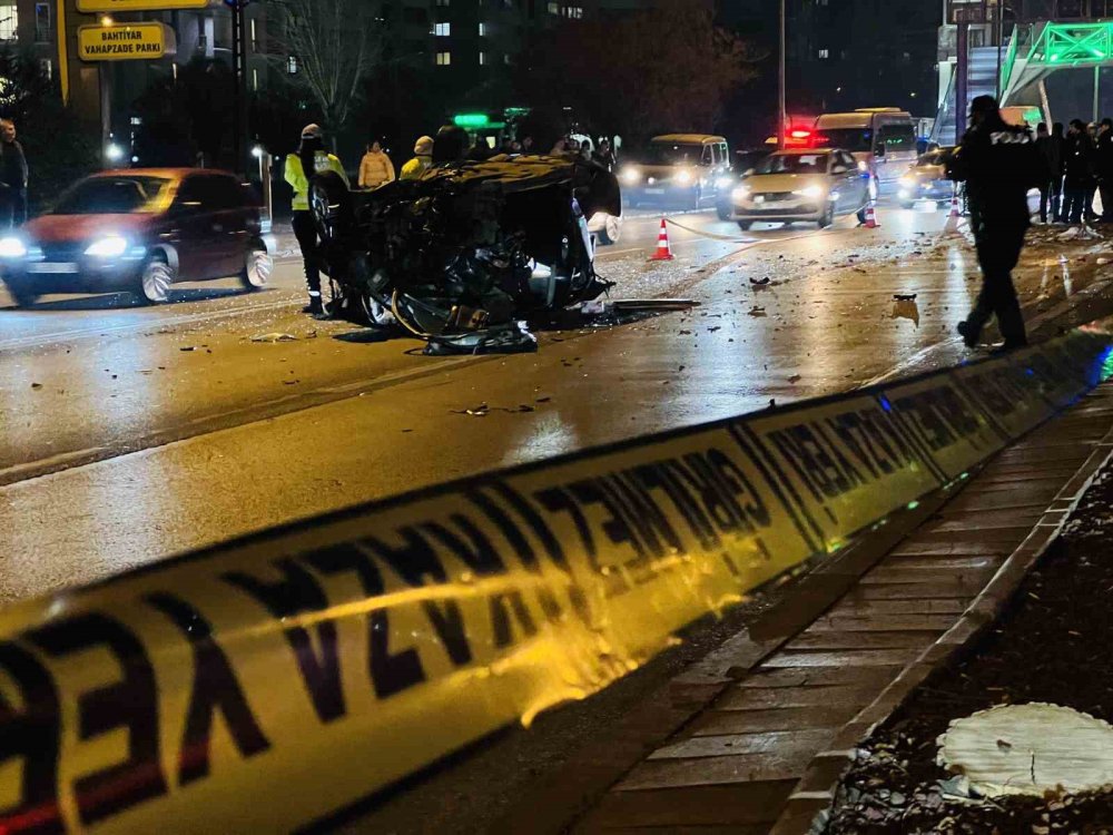 Yeni İstanbul Caddesi'nde Dehşet Veren Kaza: Ağaca Çarptı, Yolcu Fırladı, Yangın Çıktı