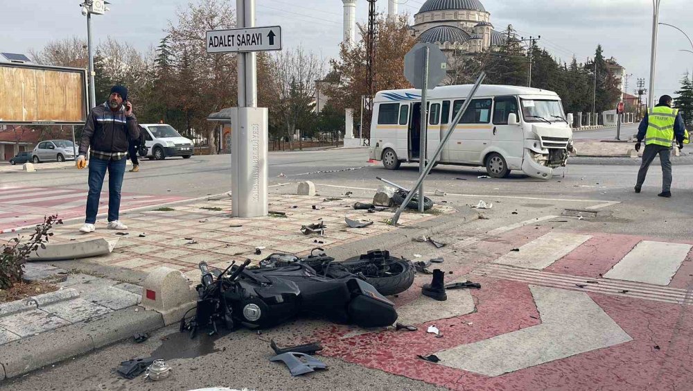 Kazada parçalanan motosikletin kadın sürücüsü ağır yaralandı