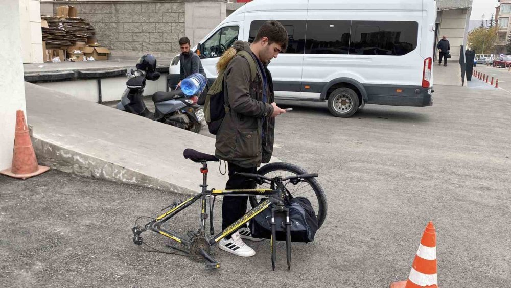 Kilidini açamayınca tekerini söküp çaldılar