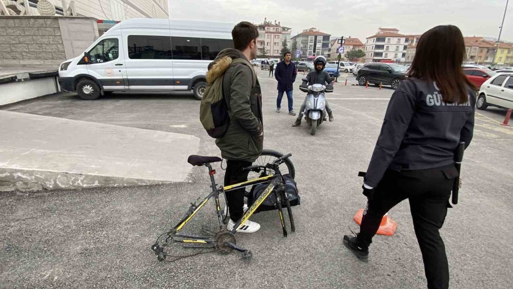 Kilidini açamayınca tekerini söküp çaldılar