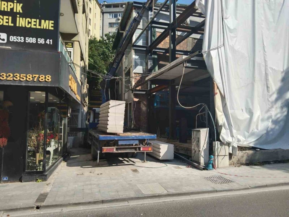 Belediyenin kaçak diye mühürlediği bina seçim ofisi oldu