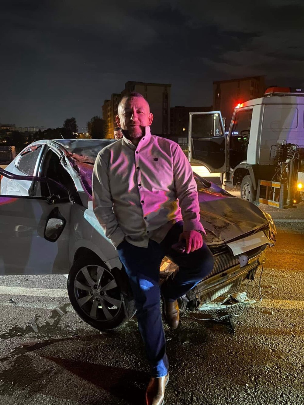 Hurdaya dönen araçtan sağ çıktı: Verdiği poz gündem oldu