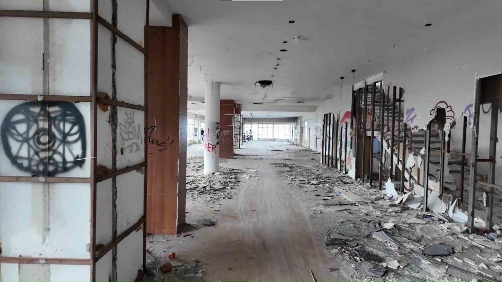 Riva’da harabeye dönen Legend Otel kaderine terk edildi