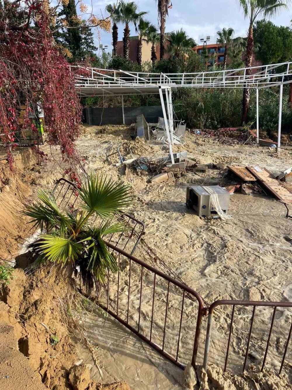 Alanya’da sağanak taşkına yol açtı, otel kafesi yıkıldı