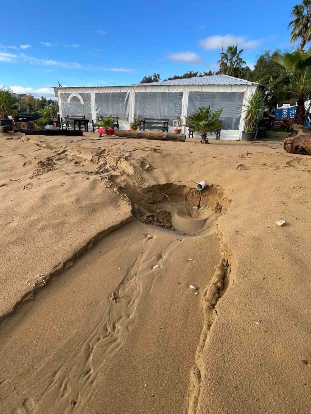 Alanya’da sağanak taşkına yol açtı, otel kafesi yıkıldı