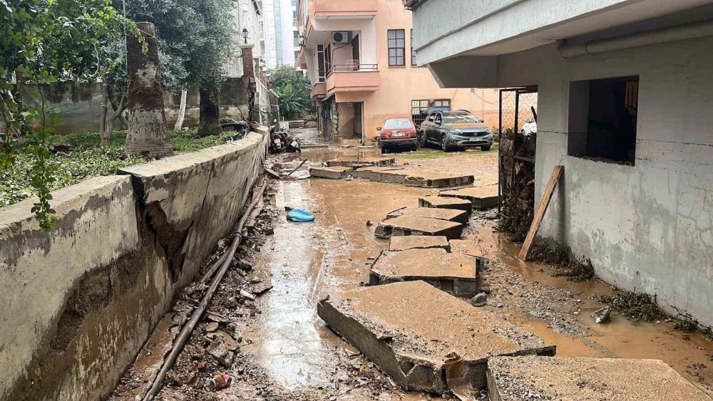 Sadece 15 dakika yağdı, şehir felç oldu