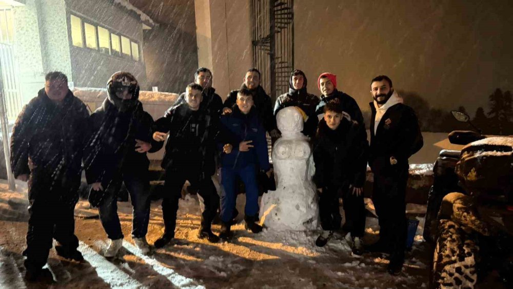 Uludağ yoğun kar yağışı, kar lastiği olmayan araçlar geçemiyor