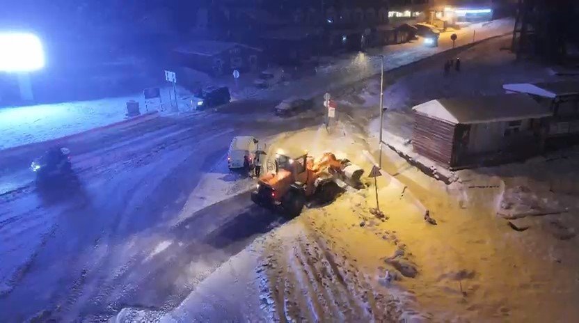 Uludağ yoğun kar yağışı, kar lastiği olmayan araçlar geçemiyor