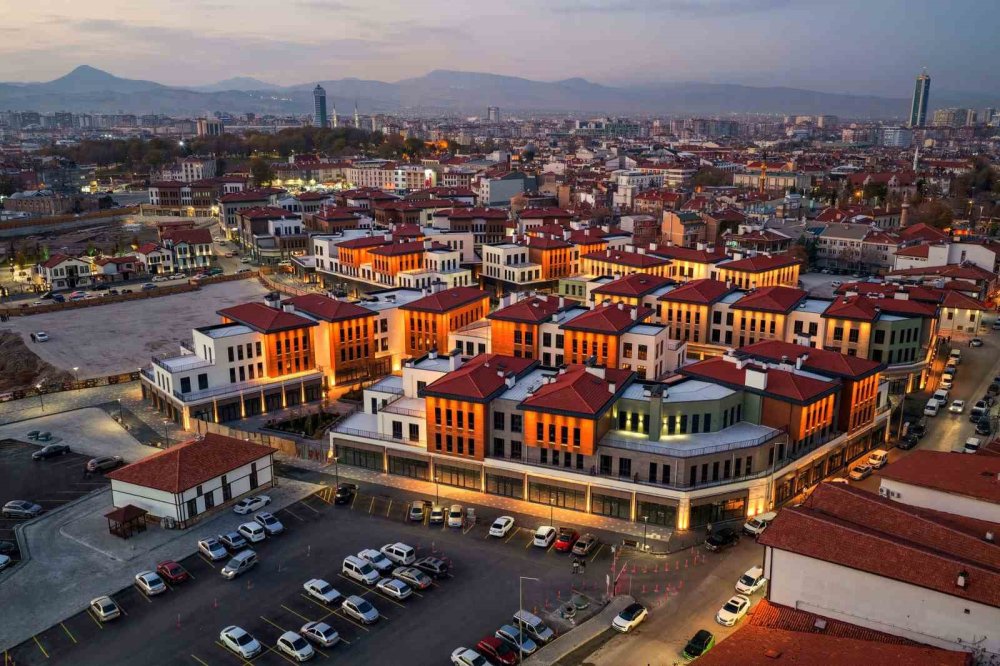 Konya Suriçi Çarşısı’nda 1. Etap açıldı: Cam kubbe dikkat çekti