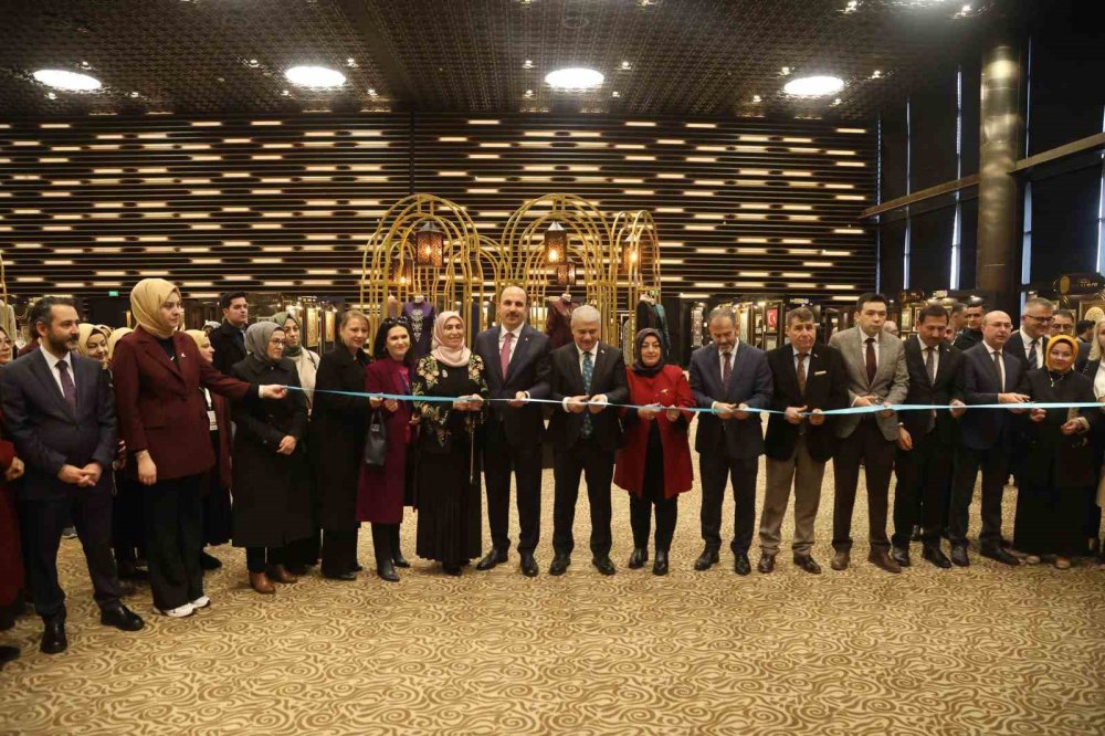 Konya’da 17. Altın Dokunuşlar Festivali “İpek Yolu” temasıyla açıldı