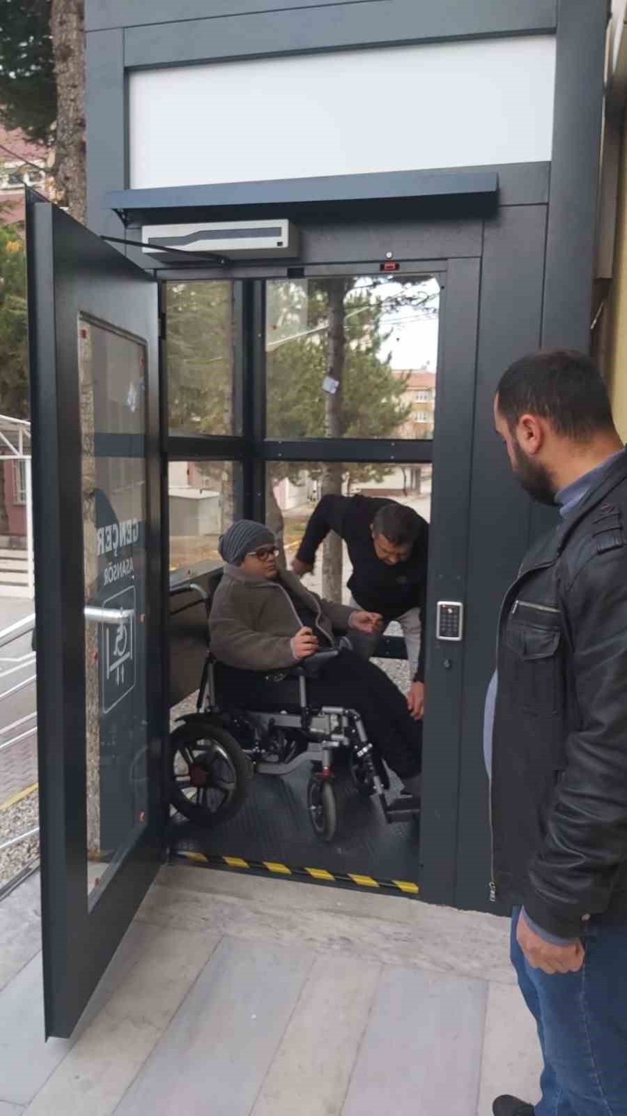Vali talimat verdi, engelli öğrenci için okula asansör yapıldı
