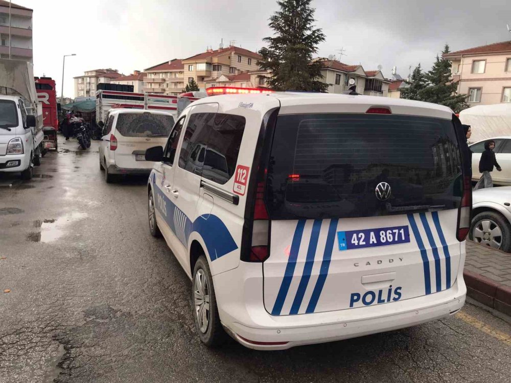 Halk pazarında taşlı sopalı kavga: 5 yaralı hastaneye kaldırıldı