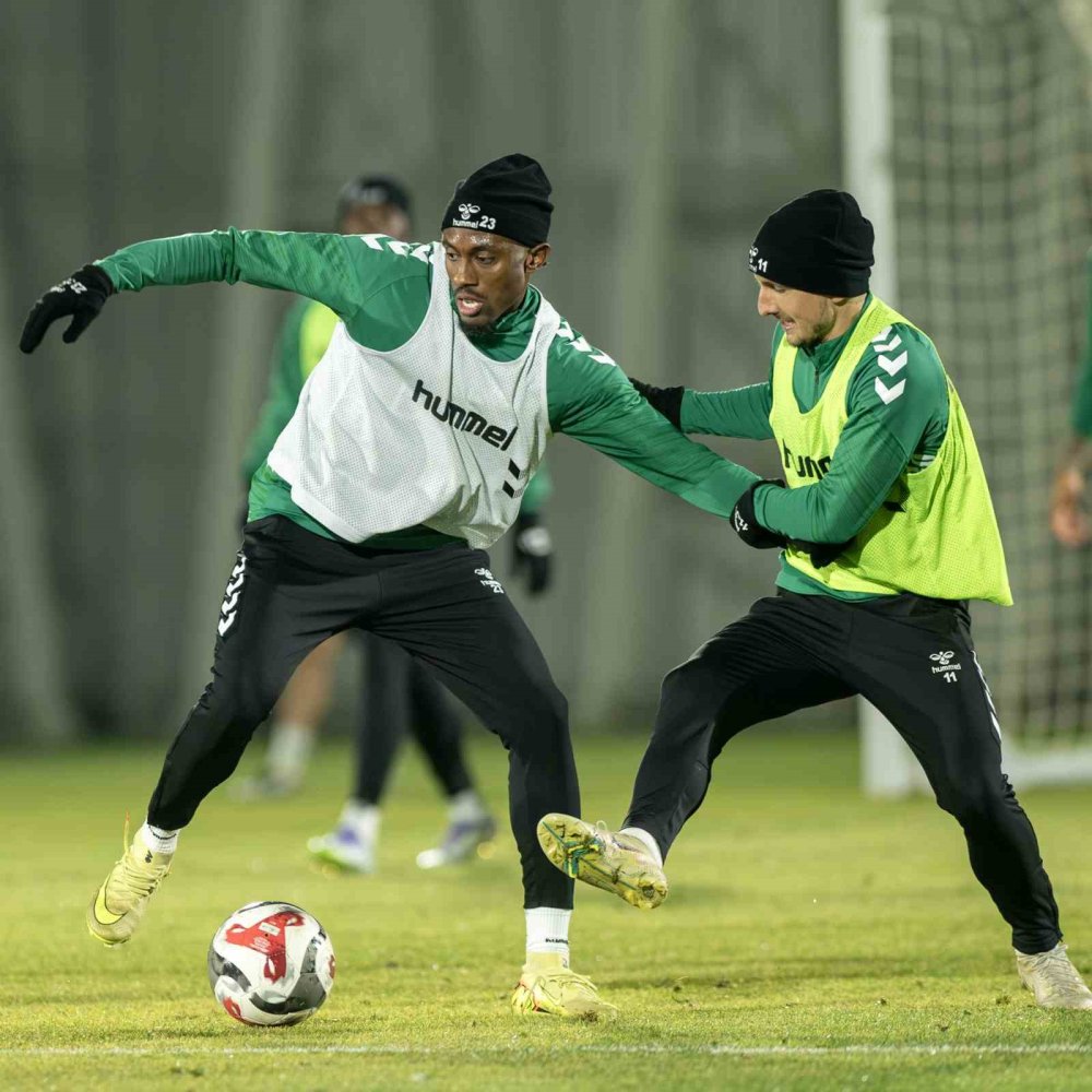 Konyaspor, Kadıköy deplasmanı için taktik yüklemesine başladı