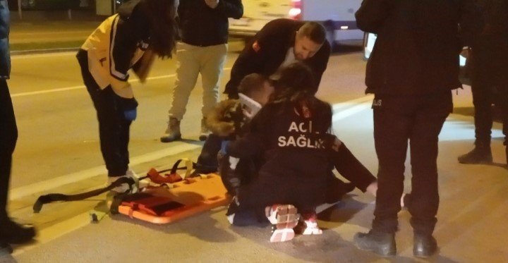 Üst geçidi kullanmadı, otomobil çarpmasıyla yaralandı