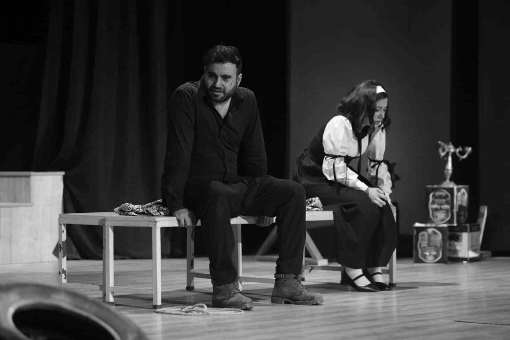 Ertuğrul Aslan Niğde’nin adını tiyatro ve ekranlarda duyuruyor