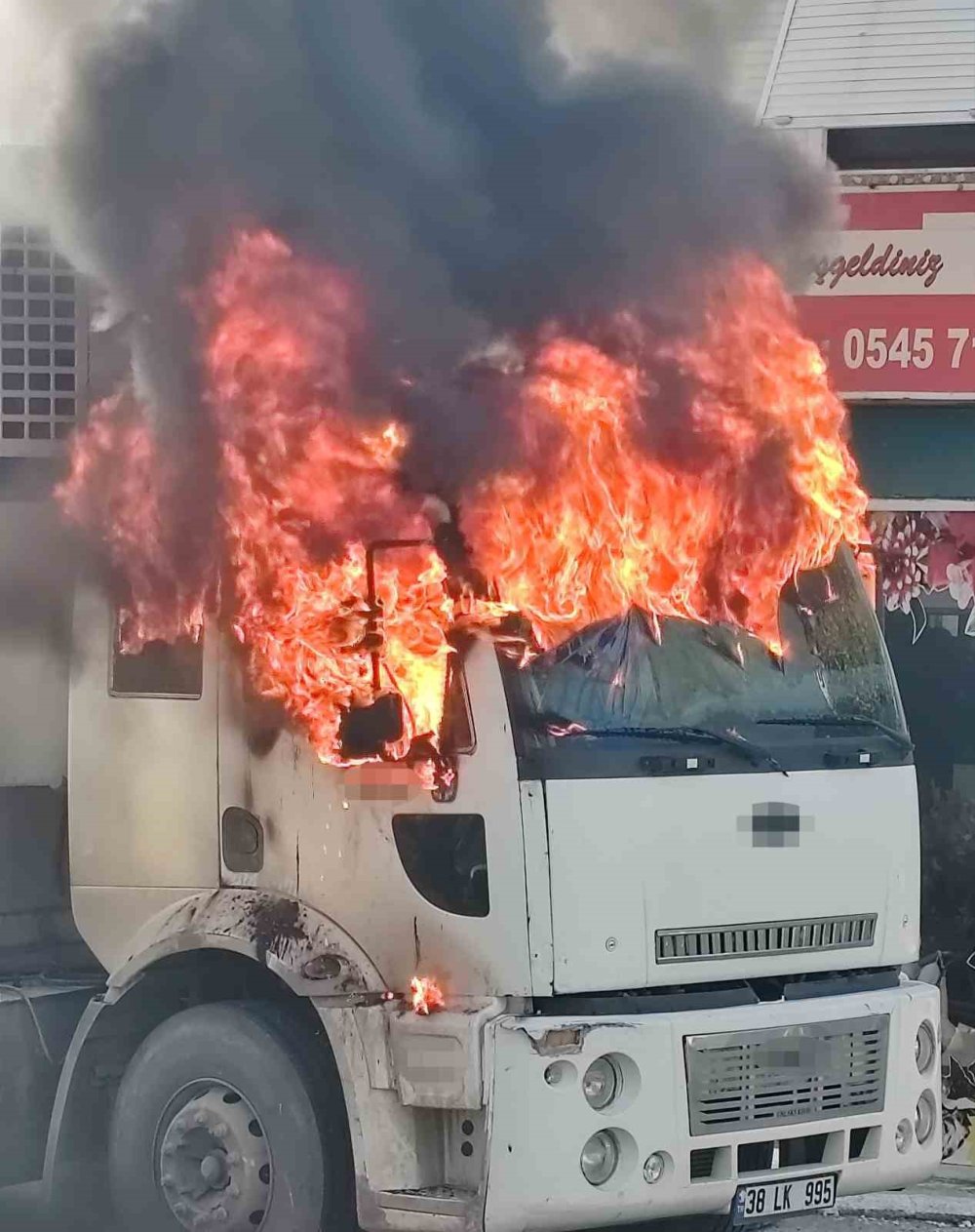 Kayseri plakalı kamyon Antalya'da yandı