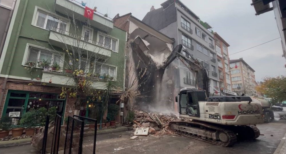 Binanın zeminden yıkımı ortalığı toz duman yaptı