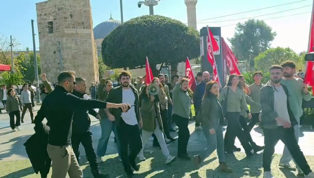 Saat Kulesi önünde sloganlar çarpıştı, polis devreye girdi