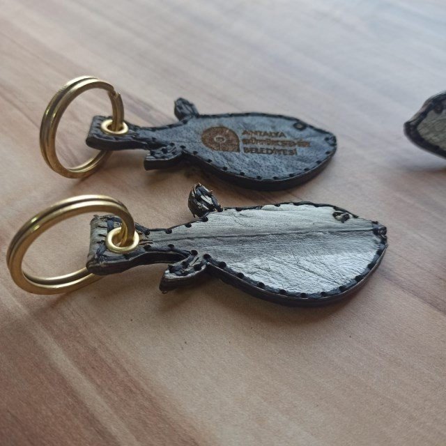 Alanya'da balon balığından ayakkabı ve çanta yaptılar yasaya takıldılar