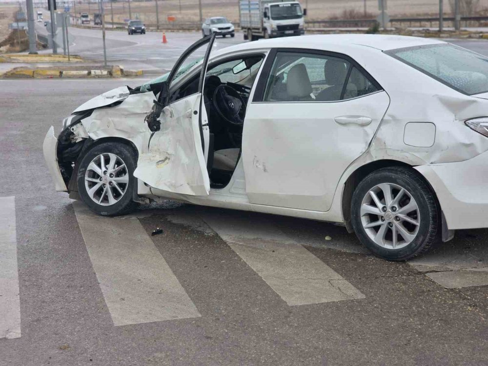 Konya yolunda hakemleri taşıyan araç kaza yaptı: 5 yaralı