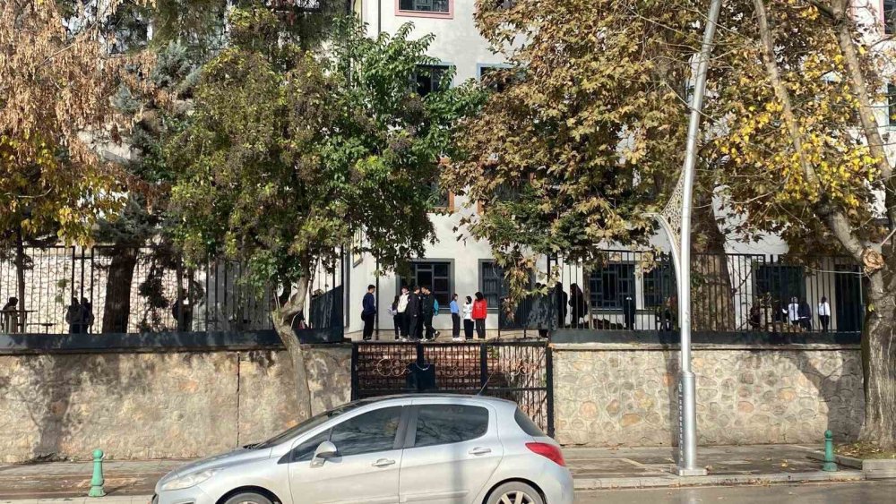 Lisede şok olay! Öğrenci 3. kat penceresinden düştü