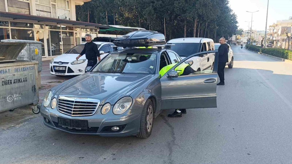 Mercedes'e plaka yerine bez taktı, cezayı yedi