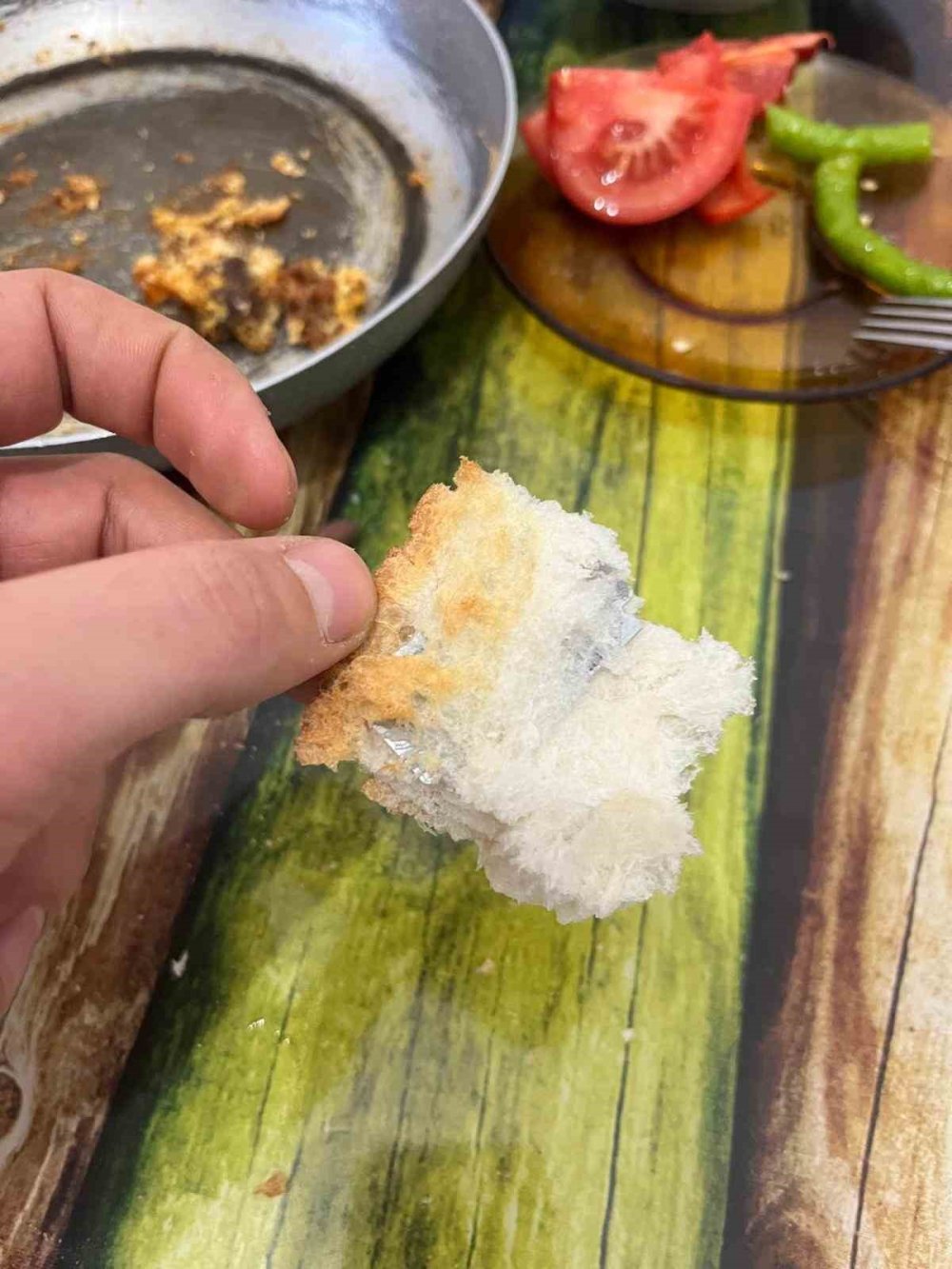 Skandal iddia: Fırından alınan ekmekten jilet çıktı