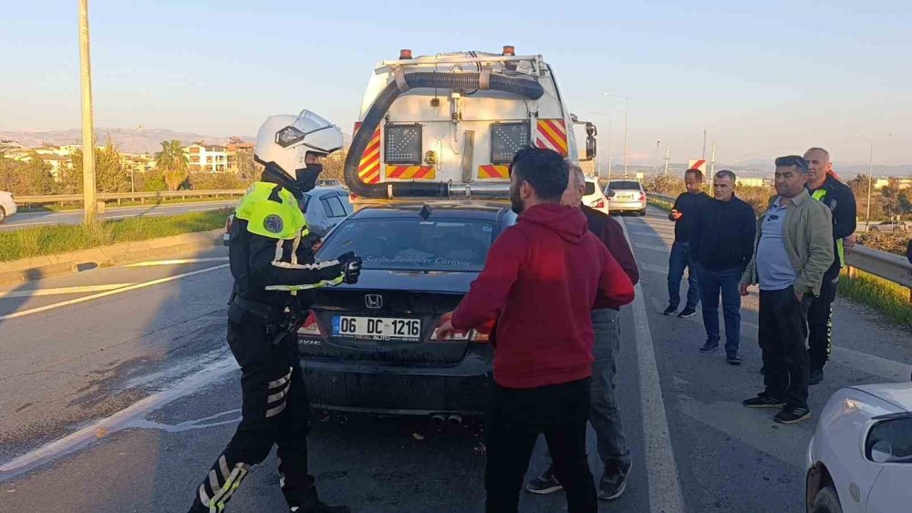 Otomobil yol süpürme aracına çarptı, trafik aksadı
